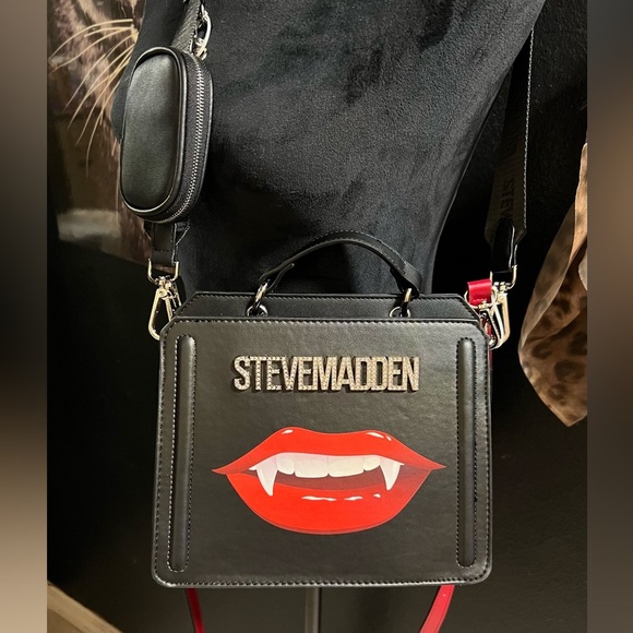 💋 🧛♀️ NWT- STEVE MADDEN SUPER CUTE VAMPIRE FANG LIP BEVELYN SATCHEL💋🧛♀️ - Picture 6 of 15